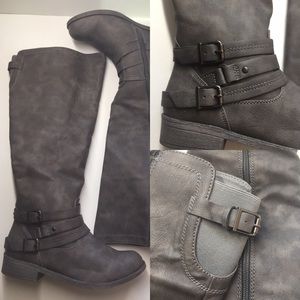 NWOT Just Fabulous grey boots with full zipper